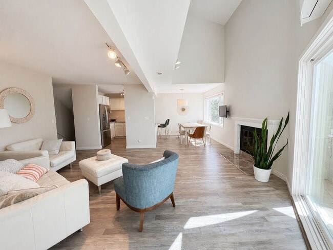 Building Photo - Renovated Los Gatos Retreat Backing to Oak Meadow Park