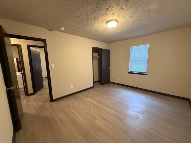 Building Photo - 210/212 Nicole Cir