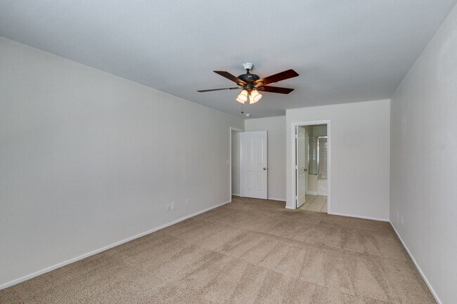 Building Photo - 3 Bedroom 2.5 Bathroom Townhouse in Henderson.