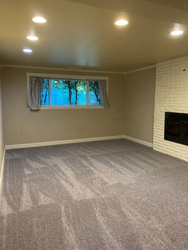 Building Photo - Beautiful 4 Bedroom Gem – Walk to Juanita Beach! Up to $1500 incentive!