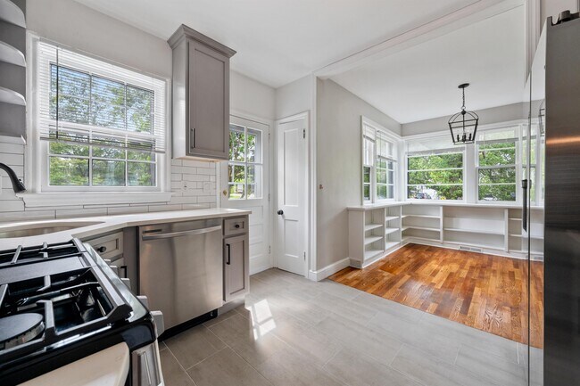 Building Photo - 1122 Lower Ferry Rd