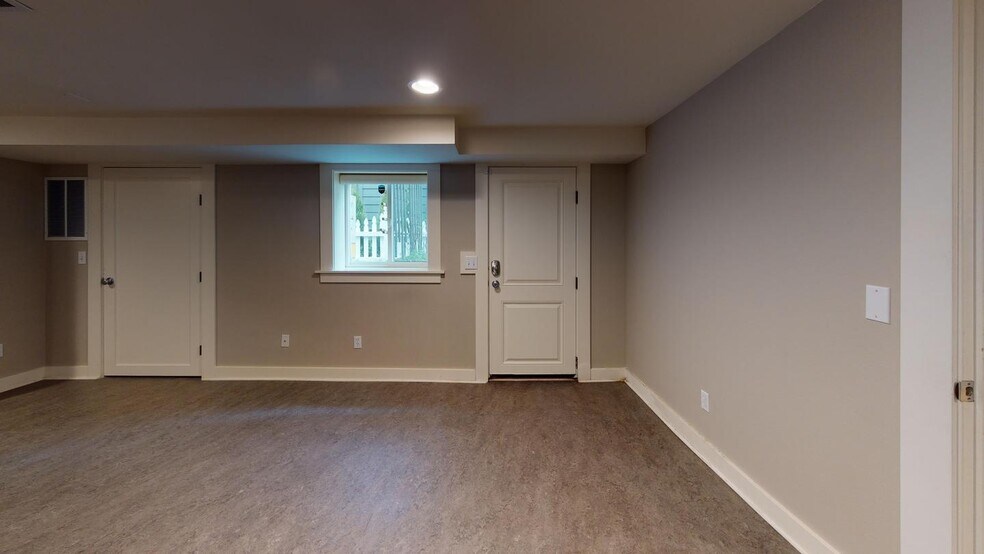 Building Photo - 812 W Bothwell St