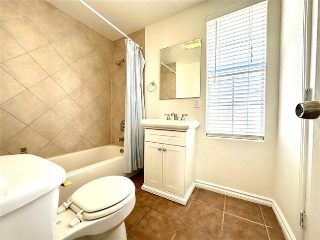 Building Photo - 3024 E 12th St