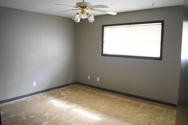 Building Photo - 523 Arbor Oak Dr