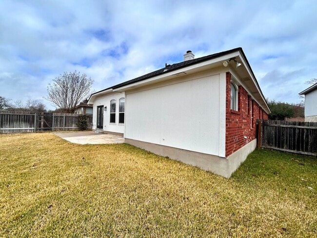 Building Photo - Move-In Ready 3/BR 2/BA Home Featuring Fireplace, Garage & Private Yard