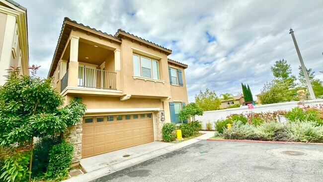 Building Photo - Beautiful, Stand Alone Condo in Resort-lik...