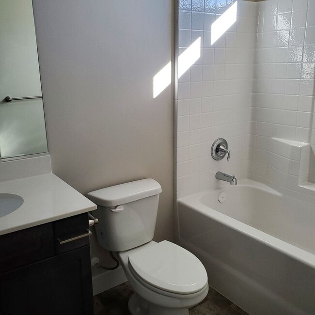 Building Photo - Welcoming 2 Bed, 2.5 Bath Townhouse