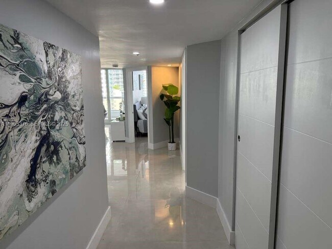 Building Photo - 1717 N Bayshore Dr