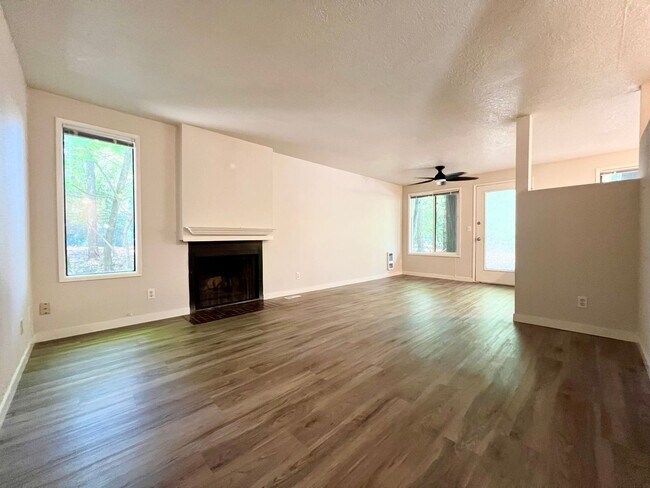 Building Photo - Charming Updated 2 Bed/1 Bath Condo in Tranquil Lake Oswego! MOVE-IN SPECIAL!