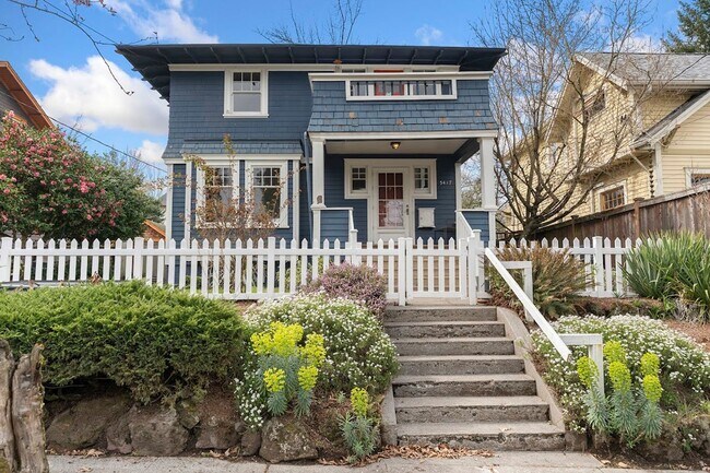 Building Photo - Stunning Craftsmen Beauty 3/1.5  bath 2000 sf! -ALBERTA/CONCORDIA