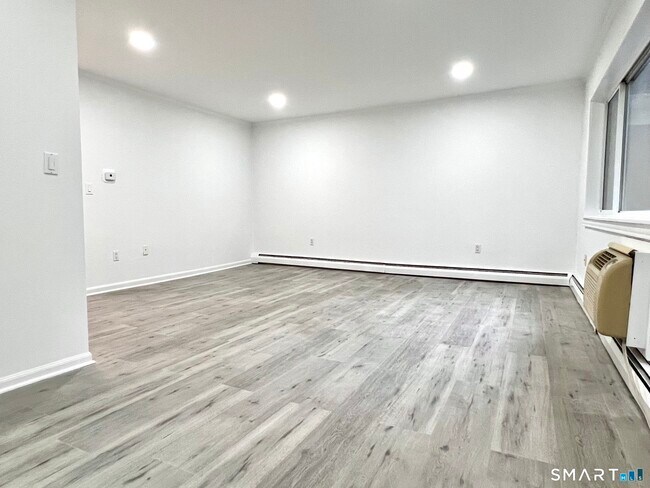 Building Photo - 208 Flax Hill Rd