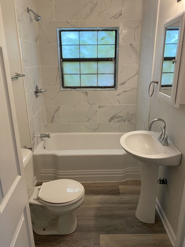 Building Photo - 701/703 Cooktown Rd