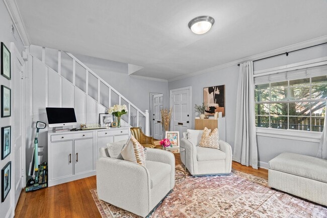 Building Photo - Downtown Townhouse Available 1 Nov 25!
