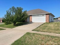 Building Photo - 3 Bed, 2 Bath, home in Republic schools!!!!