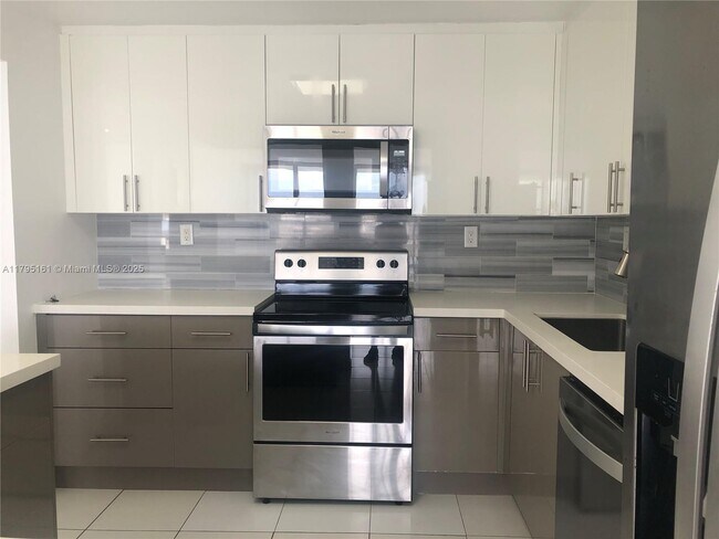 Building Photo - 18081 Biscayne Blvd