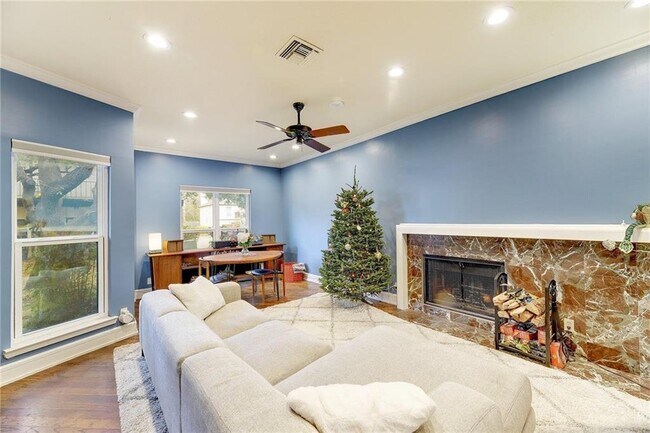 Building Photo - 1307 Kinney Ave