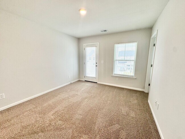 Building Photo - 5 Bedroom, 3.5 Bath Home!