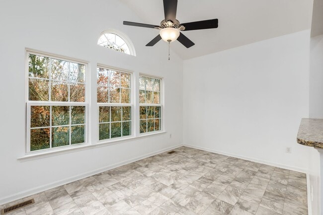 Building Photo - Spacious Home in Williamsburg - WASHINGTON RIDGE