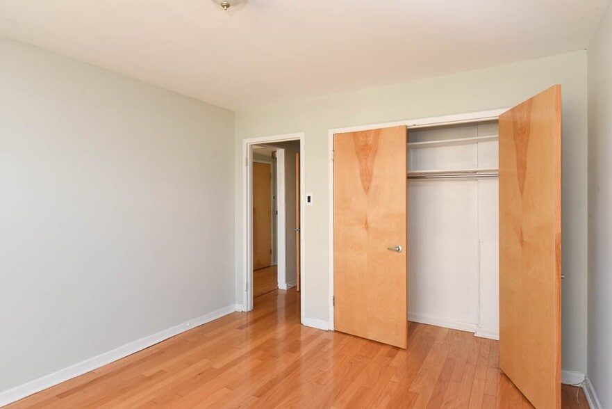 Building Photo - 450 W Wellington Ave