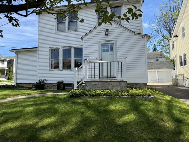 Building Photo - 15 Overland Ave