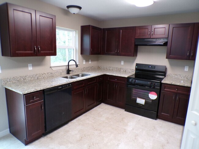 Building Photo - Marion Oaks Home