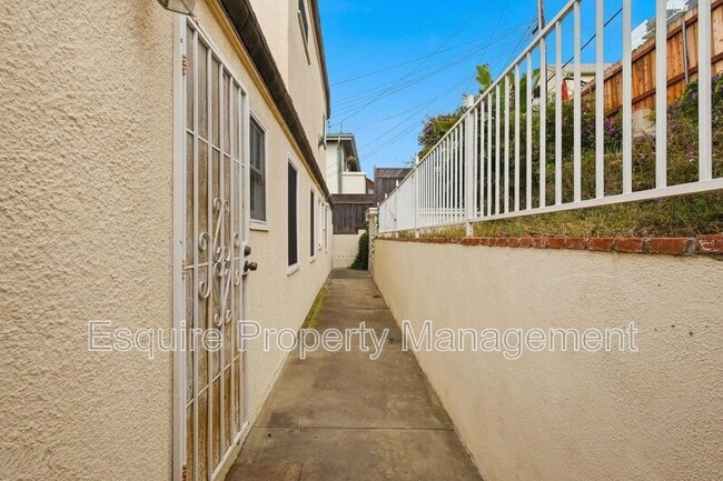 Building Photo - 2381 Hyland Ave