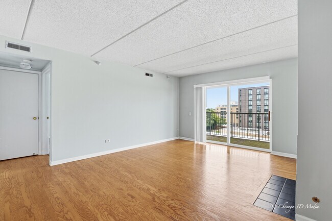 Building Photo - 811 Chicago Ave