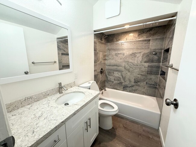 Building Photo - Pet Friendly Hidden Gem Unit- 3 BD/ 2.5 Ba...