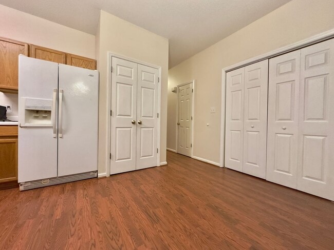 Building Photo - Charming Townhouse in Prime Morrisville Location!