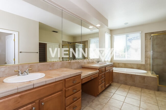 Building Photo - Beautiful 4 Bedroom Home in Great Location