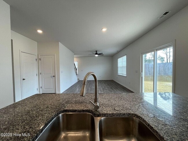 Building Photo - 275 Roberts Pl