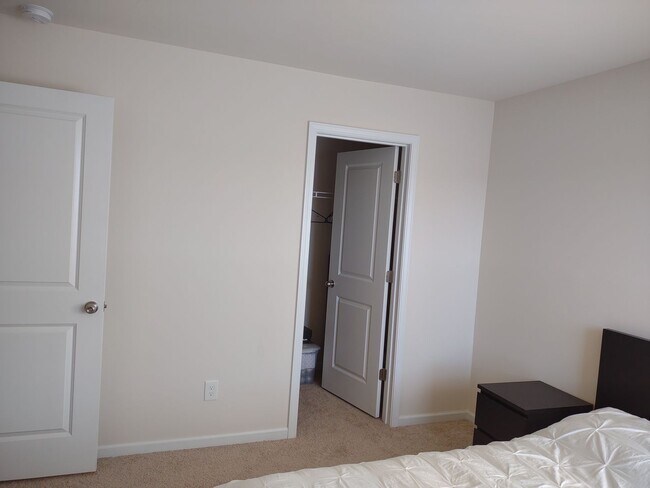 Building Photo - Fabulous Four Bedroom Home in Southeast Columbia!