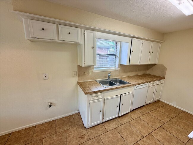 Building Photo - 15811 Nutcracker Ct