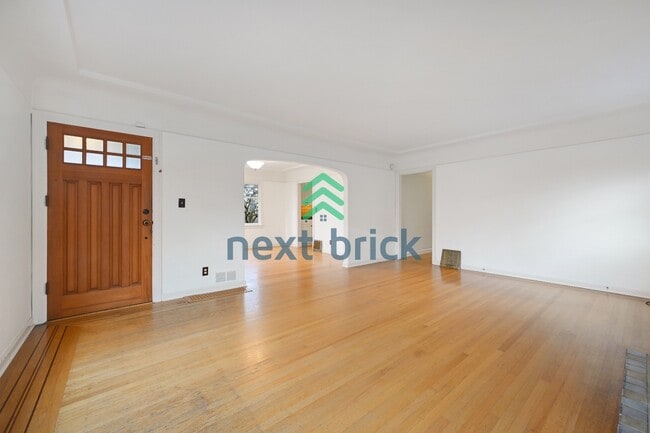 Building Photo - A classic vintage house ready to rent