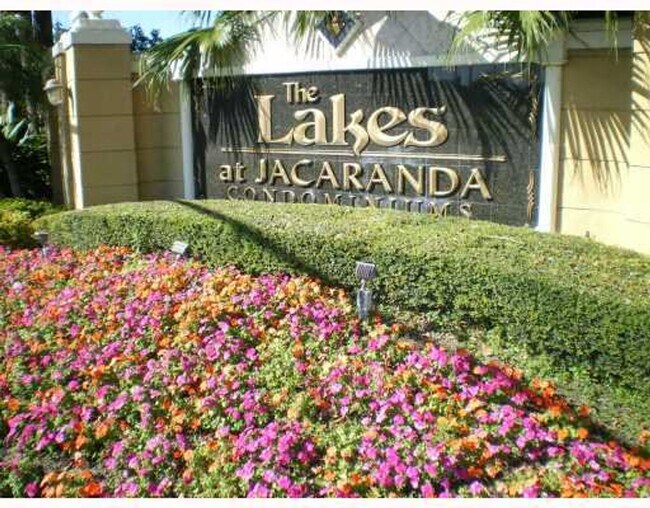 Building Photo - Updated 2 Bed, 2 Bath 1st Floor Condo with Garden Views in Lakes of Jacaranda, Plantation
