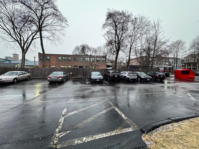 Building Photo - 16 Chester St