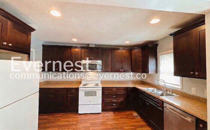 Building Photo - 1300 S Lyerly St