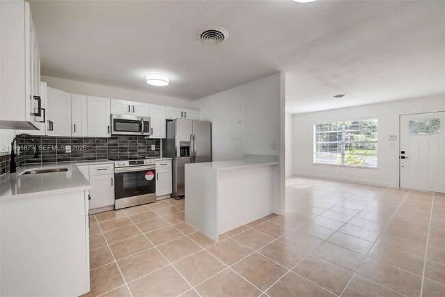 Building Photo - 1601 SW 32nd Pl