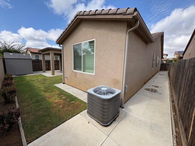 Building Photo - Lovely Clovis home Available Now!