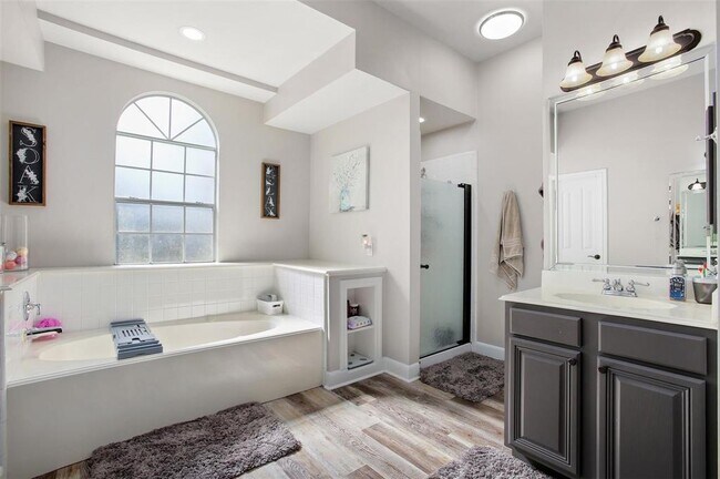 Building Photo - 617 Woodview Dr
