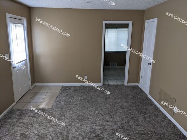 Building Photo - Updated South KCMO Home-Available NOW!!