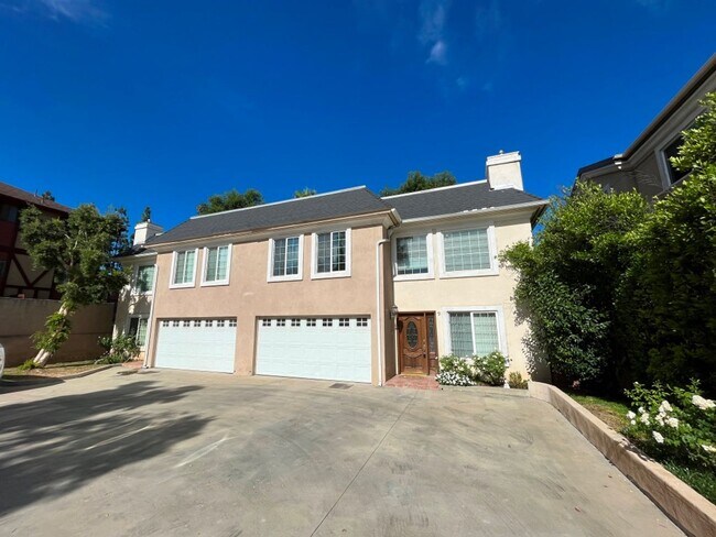 Primary Photo - Upgraded 3+2.5 end unit w/attached garage ...