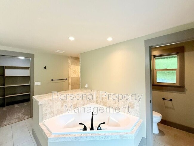 Building Photo - 16205 NE Leaper Rd