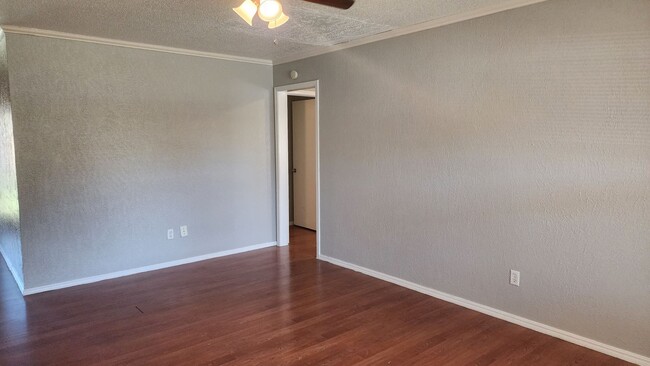 Building Photo - 1009 SW 70th