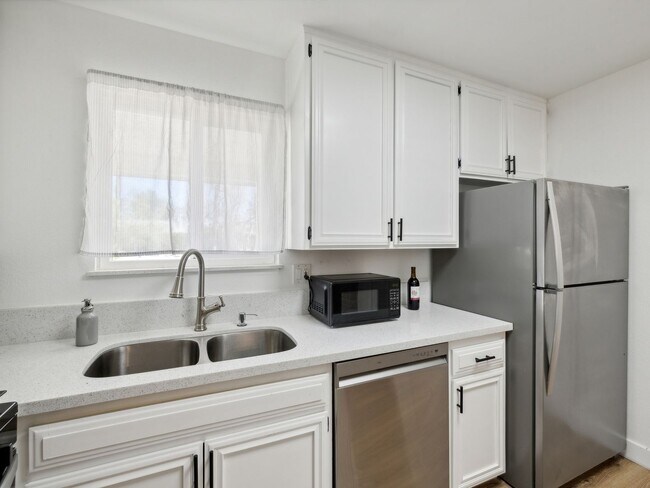 Building Photo - Fully Furnished 3 Bedroom 2 Bath - Single ...