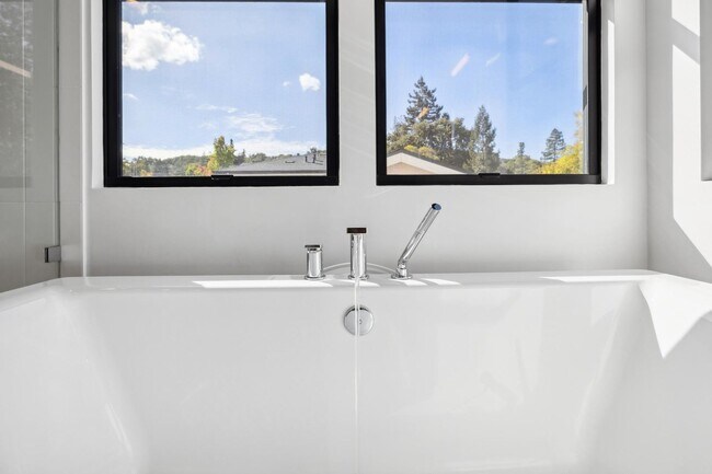 Building Photo - Luxurious Modern Single Family Home in West Menlo Park Available Now!