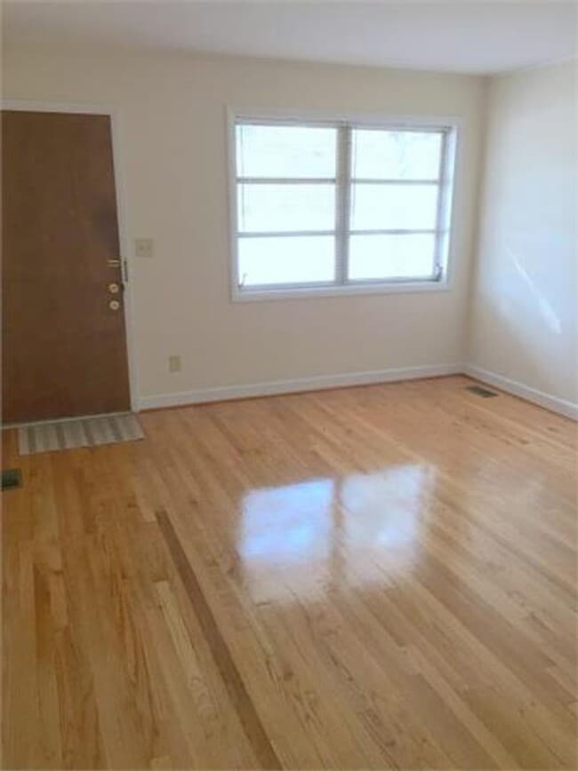 Building Photo - Brennen Road duplex