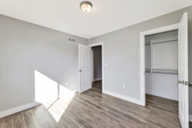 Building Photo - 4533 E 45th St N