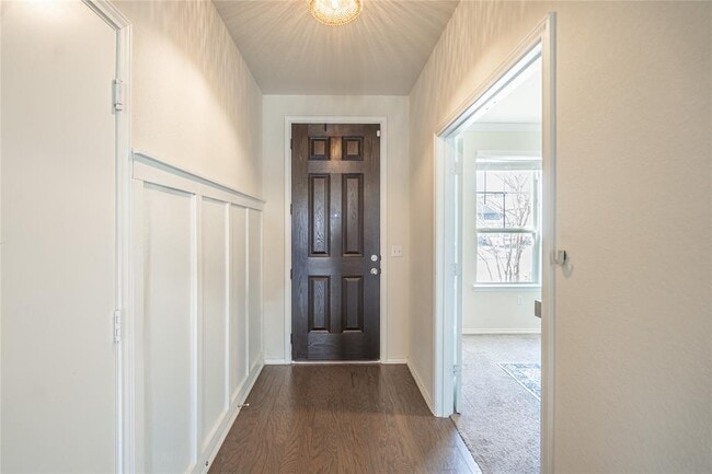 Building Photo - 547 Saturnia Dr