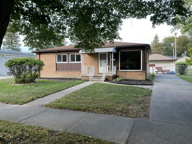 Building Photo - 422 Theodore Dr